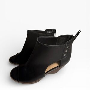 Frye and Co Greyson Black Peep-Toe Ankle Booties Sz 6M